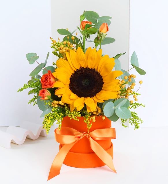 turuncu-kutuda-aycicegi-ve-turuncu-cardak-guller-cprm231-faa50137-0917-4450-a471-eefce7530929